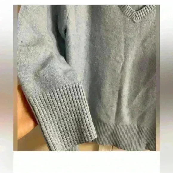 Hatch 100% merino wool v neck pullover sweater heather blue. Large (3) - Picture 2 of 6
